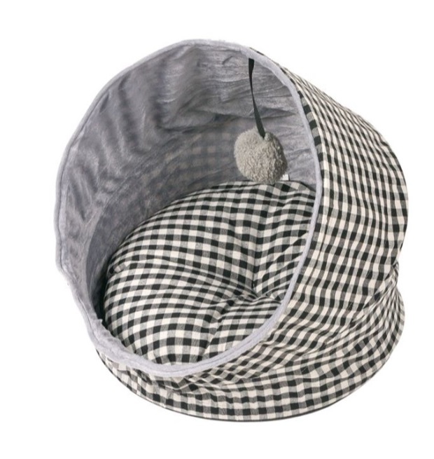 Culcus pentru pisica Cali, cu pandantiv negru, culoare alb gri, dimensiuni 40×40 cm